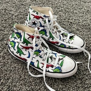 Dinosaur converse🤍 got in a size 5 kids so it fits as a size 7 women’s
